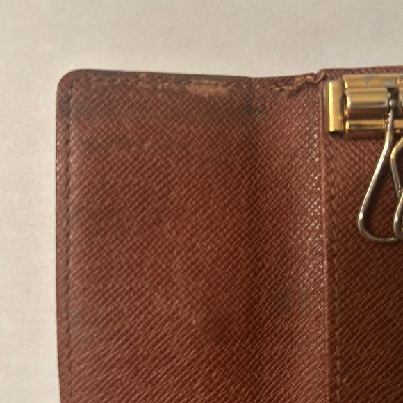 LV MONO KEYHOLDER - Picture 7 of 11